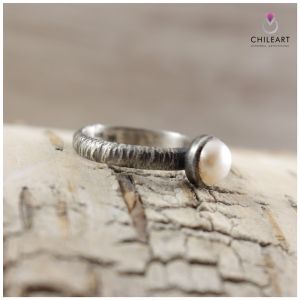 perła, perła rzeczna, perła naturalna, pierścionek, pierścionek z perłą, srebrny pierścionek z perłą, srebro, srebro oksydowane, srebro fakturowane, srebrna biżuteria, biżuteria autorska, chileart